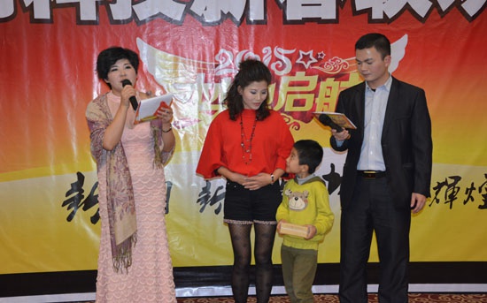 現(xiàn)場(chǎng)抽獎(jiǎng)特等獎(jiǎng)獲得者留影